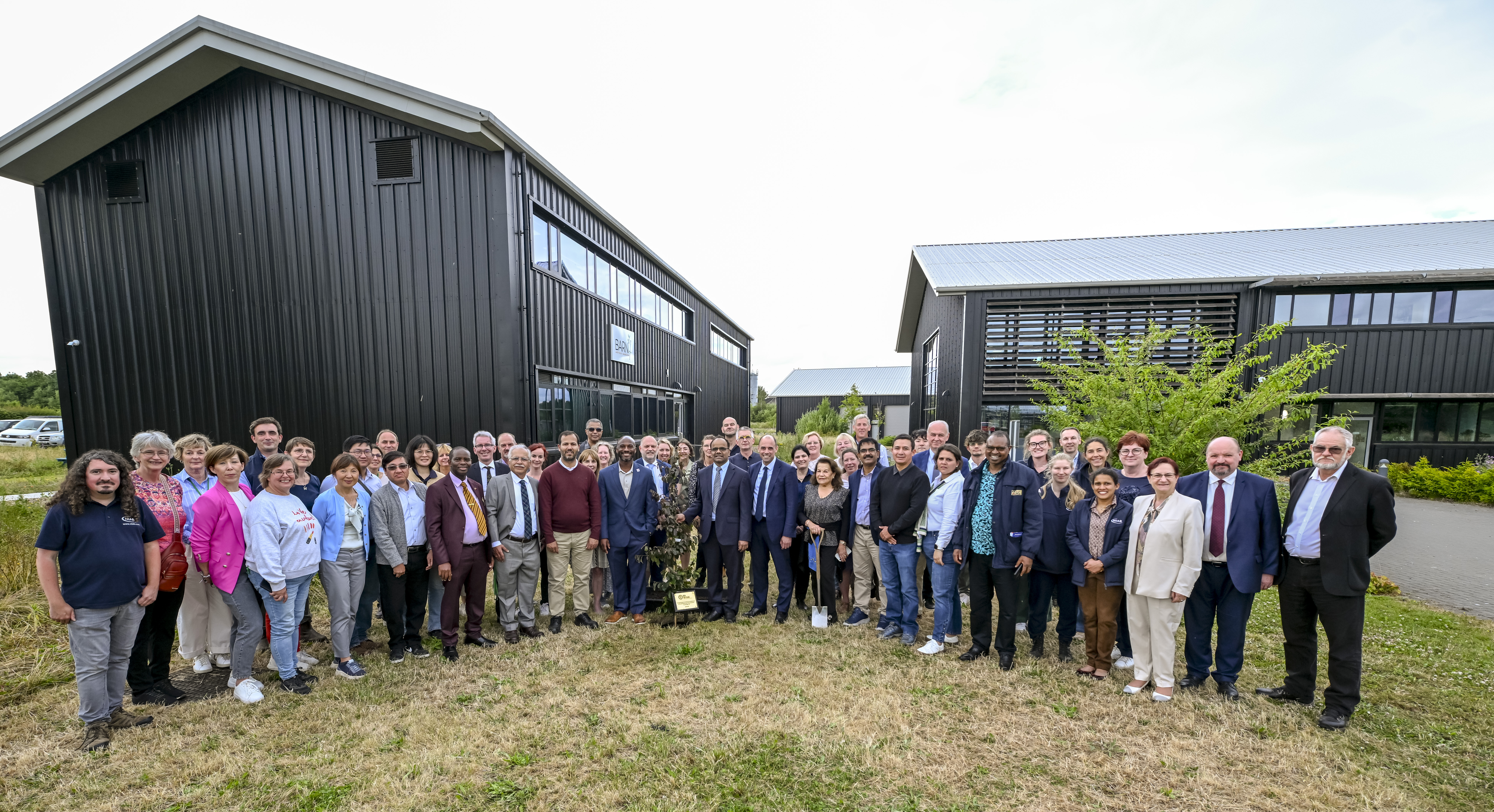 Delegates from the 2024 ISTA Centenary Meeting visit Niab at Park Farm