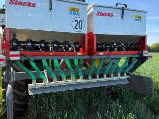 Fertiliser spreading on field plots Fertiliser spreading on field plots