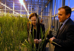 NIAB's Dr Alison Bentley and Defra Farming Minister George Eustice MP