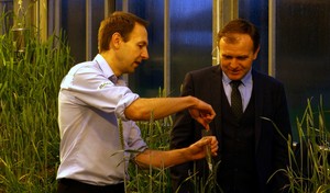 NIAB researcher Richard Horsnell and Defra Farming Minister George Eustice MP
